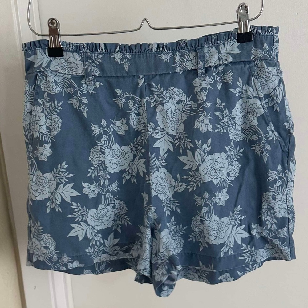 LC Lauren Conrad Women’s Floral Shorts Medium *like new*